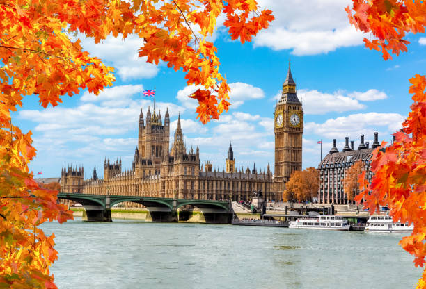 big ben tower mit houses of parliament und westminster bridge im herbst, london, uk - london england skyline big ben orange stock-fotos und bilder