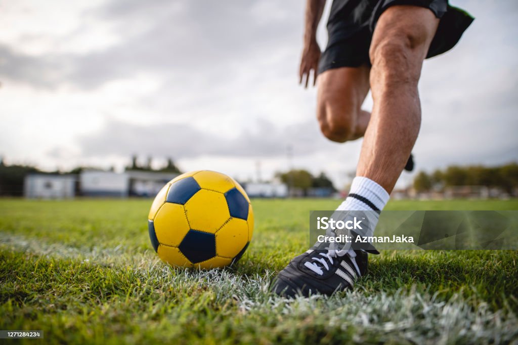 Foto de Retrato De Ação De Baixo Ângulo Do Jogador De Futebol Correndo Para  Chutar A Bola e mais fotos de stock de Futebol - iStock