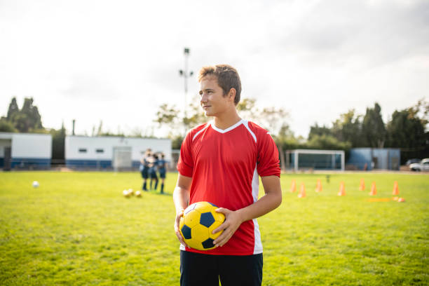 retrato de jogador de futebol masculino de 16 anos no campo de esportes - 17 year old - fotografias e filmes do acervo