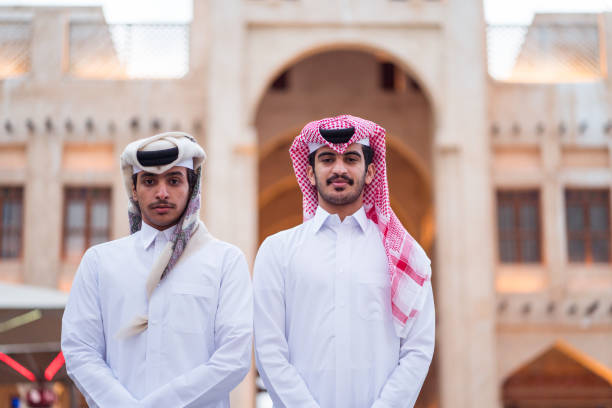 Pakaian Adat Qatar Dua Pemuda Dari Doha Berpose Mengenakan Pakaian Putih Tradisional Yang Disebut Mencair Di Alunalun Falcon Souq Di Ibukota Qatar Foto Stok - Unduh Gambar Sekarang - iStock