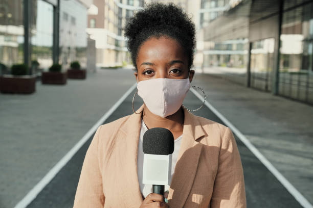 african reporter in mask - russian influenza epidemic virus flu virus imagens e fotografias de stock