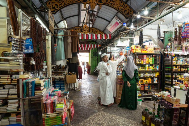 мусульманские дети в традиционной белой одежде на местном крытый базар - covered bazaar стоковые фото и изображения