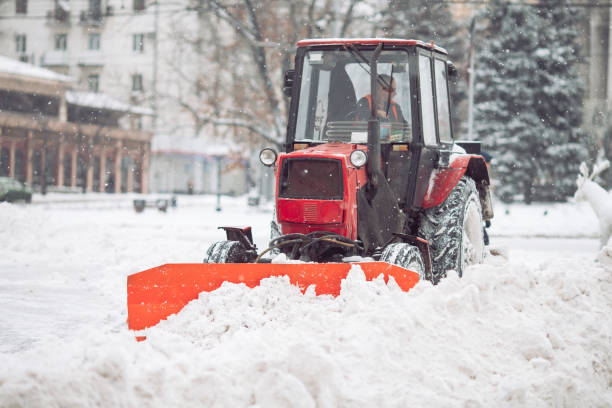 schneemaschine reinigt den schnee in der stadt. - winterdienst stock-fotos und bilder