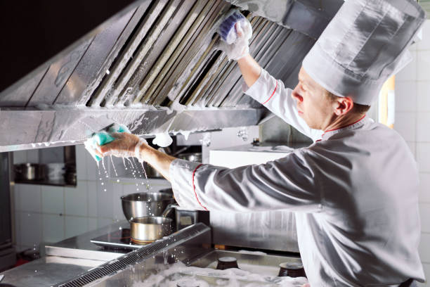 dia de saneamento no restaurante. repete lavar seu local de trabalho. cozinheiros lavam forno, fogão e extrator no restaurante. - cozinha industrial - fotografias e filmes do acervo