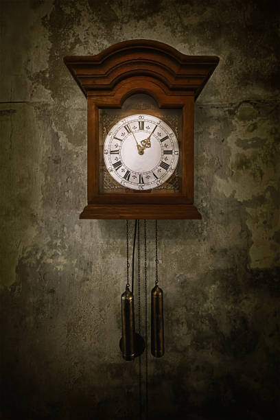 Vieille horloge sur le mur - Photo