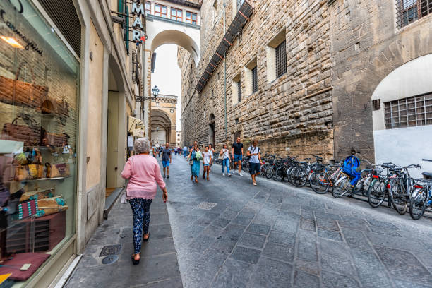 pessoas mulheres andando na calçada em rua histórica na cidade renascentista de florença - narrow florence italy italy women - fotografias e filmes do acervo