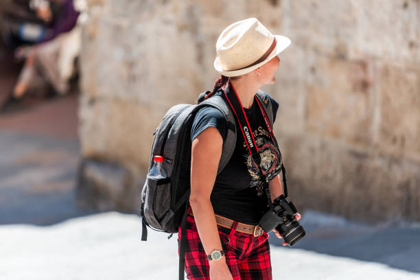 città in toscana con turisti giovane donna visita con fotografo camera - san gimignano immagine foto e immagini stock