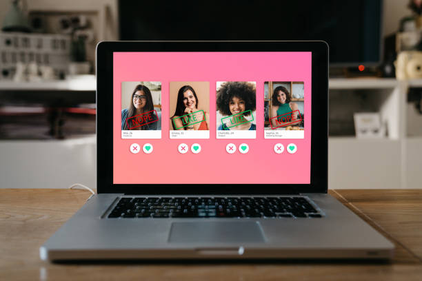 четыре женщины в приложении для знакомств на экране ноутбука - internet dating фотографии стоковые фото и изображения