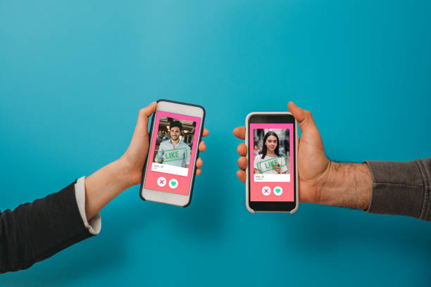 兩隻手拿著智慧型手機的概念圖像與螢幕上的在線約會應用程式。 - 網路約會 個照片及圖片檔