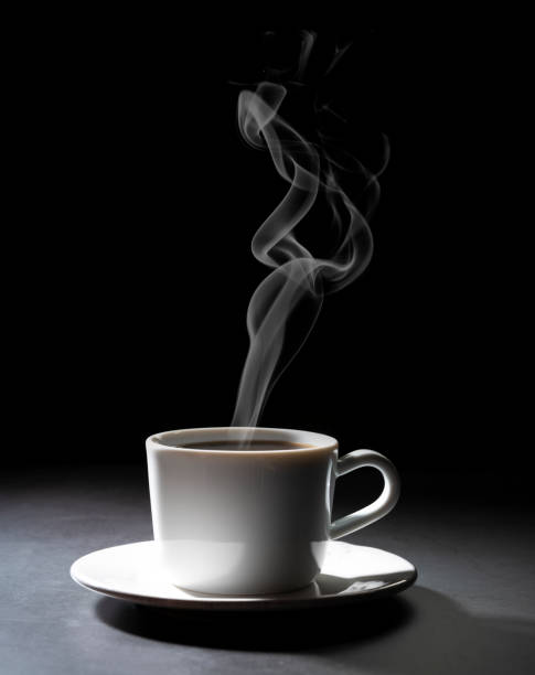 kaffeetasse auf dunkelschwarzem hintergrund - cappuccino fotos stock-fotos und bilder