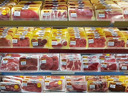 Big variety of cow meats. Labels identify meats in Portuguese.