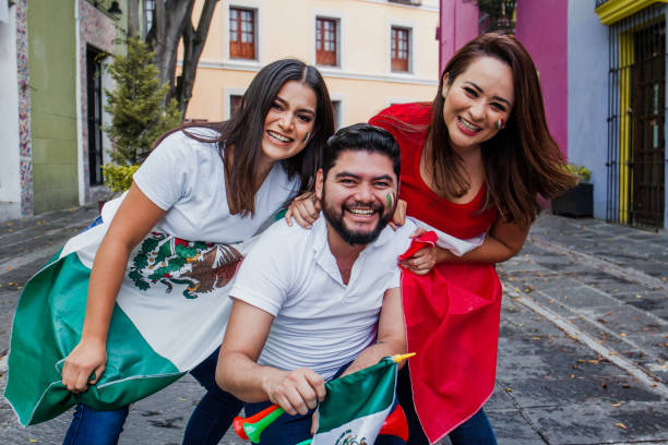 мексиканский народ с флагом в мексиканский день независимости в мексике - latin america mexican flag mexico mexican culture стоковые фото и изображения