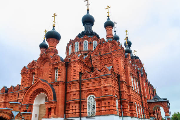 convento de shamordino (convento de san ambrosio y nuestra señora de kazán) es un convento ortodoxo ruso estauropegial en el pueblo de shamordino, oblast kaluga, rusia - 7653 fotografías e imágenes de stock