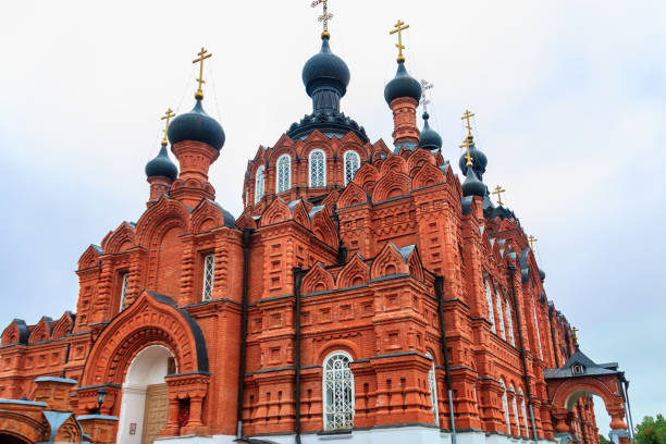 le couvent de shamordino (couvent de saint-ambroise et notre-dame de kazan) est un couvent orthodoxe russe stauropegial situé dans le village de shamordino, dans l’oblast de kaluga, en russie. - 7653 photos et images de collection