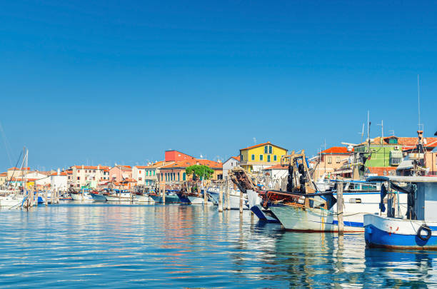 ソットマリーナの町の海辺の近くの港のラグーンに係留漁船やボート - chioggia ストックフォトと画像