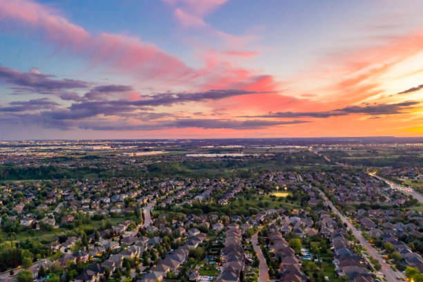 vista aérea da estrada rutherford e islington ave., casa isolada e duplex em woodbridge em vaughan, ontário, canadá - humber river fotos - fotografias e filmes do acervo