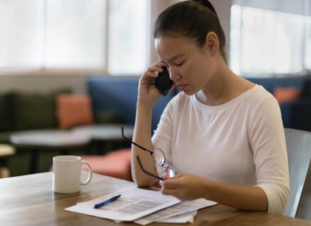 stress frau am telefon für die arbeit zu hause sprechen. - unemployment fear depression women stock-fotos und bilder