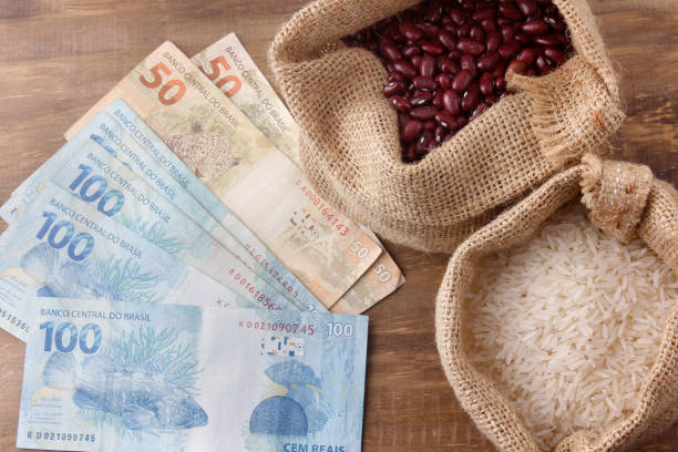 basic food from brazil, rice and beans, next to a hundred reais bill, currency of brazil. concept of high prices - real food imagens e fotografias de stock