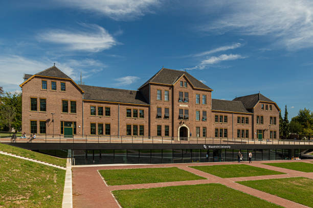 novo edifício maastricht univeristy para master education para a escola de negócios e economia. - restore ancient ways - fotografias e filmes do acervo