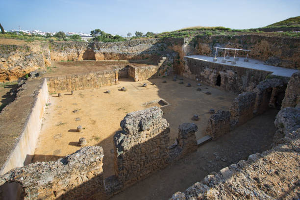 túmulos no cemitério romano em carmona, espanha - carmona - fotografias e filmes do acervo