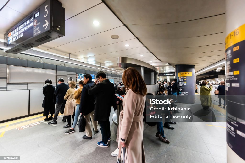 Personas Que Esperan En La Fila Para El Metro De Metro En La Plataforma  Durante La Hora Punta En Tokio Foto de stock y más banco de imágenes de  Orden - iStock