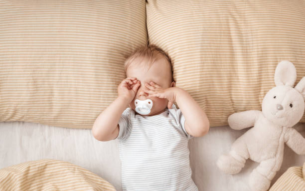 einjähriges baby im bett - schlaflosigkeit fotos stock-fotos und bilder