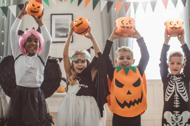 kinder auf halloween-party - child jumping vegetable food stock-fotos und bilder