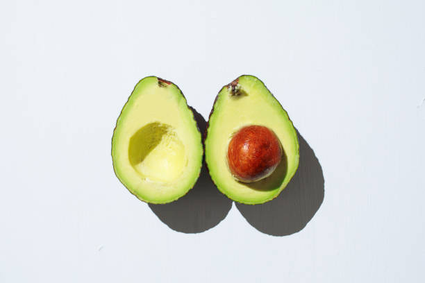 vista de aguacate desde la parte superior - avocado portion fruit isolated fotografías e imágenes de stock