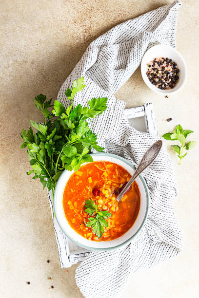 sopa de lentejas y frijoles rojos, caliente y picante, con tomates enlatados y cilantro. fondo concreto, enfoque selectivo. vista superior. - lentil dinner holiday mediterranean cuisine fotografías e imágenes de stock