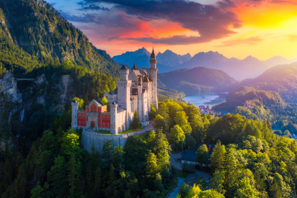 vue aérienne du château de neuschwanstein avec paysage de montagne pittoresque près de fussen, bavière, allemagne. château de neuschwanstein au coucher du soleil, allemagne. château de neuschwanstein l’un des palais les plus populaires. - neuschwanstein photos et images de collection