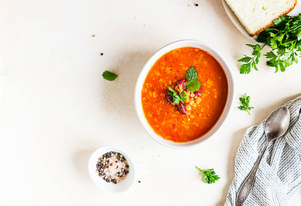 sopa casera de lentejas gruesas y frijoles rojos con verduras adornar con hierbas. comida en forma y saludable, vegetariana y vegana. enfoque selectivo. vista superior, espacio de copia. - lentil dinner holiday mediterranean cuisine fotografías e imágenes de stock