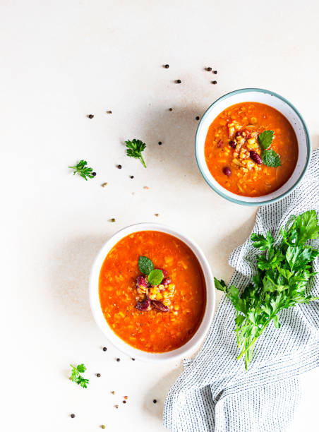 통조림 토마토와 고수와 함께 뜨겁고 매운, 두꺼운 렌즈콩과 붉은 콩 수프. 콘크리트 배경, 선택적 초점. 맨 위 보기입니다. - lentil dinner holiday mediterranean cuisine 뉴스 사진 이미지