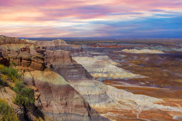 vista da área de blue mesa no parque nacional da floresta petrificada - petrified forest national park - fotografias e filmes do acervo