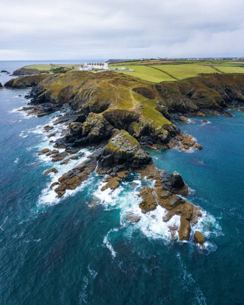 rugged coastline in britain - lizard point imagens e fotografias de stock