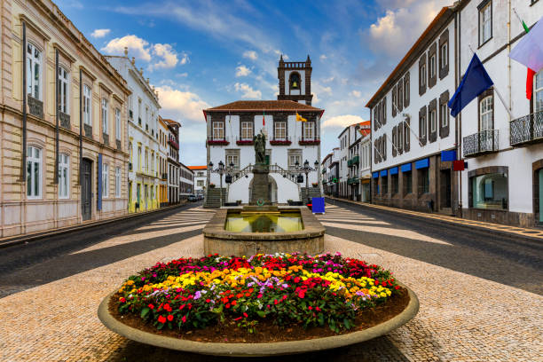 hôtel de ville à ponta delgada, açores, portugal. hôtel de ville de ponta delgada avec clocher dans la capitale des açores. portugal, sao miguel. hôtel de ville, ponta delgada, sao miguel, açores, portugal - belfry tower photos photos et images de collection