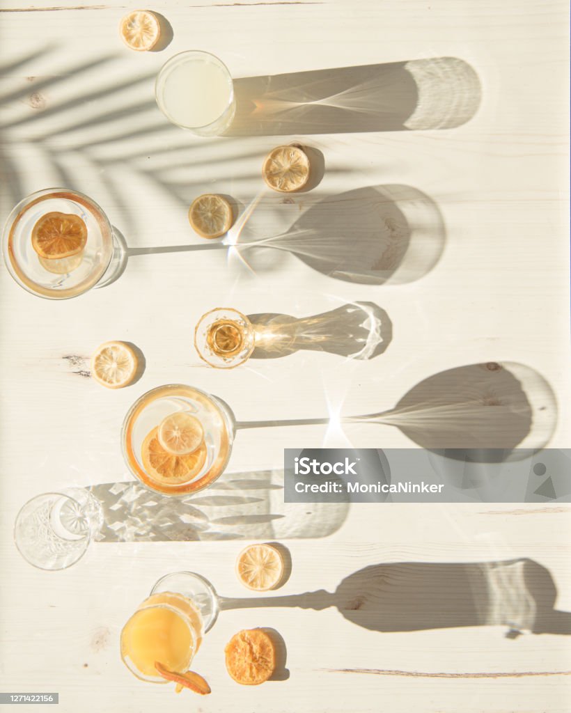 Flaches Liegen von Gläsern und Tassen in rauem Licht - Lizenzfrei Cocktail Stock-Foto