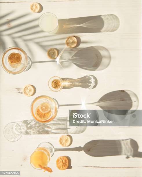 Flaches Liegen Von Gläsern Und Tassen In Rauem Licht Stockfoto und mehr Bilder von Cocktail