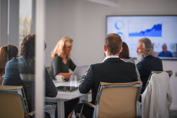 videoconferenze del team esecutivo maschile e femminile con ceo - ceo serious board room manager foto e immagini stock