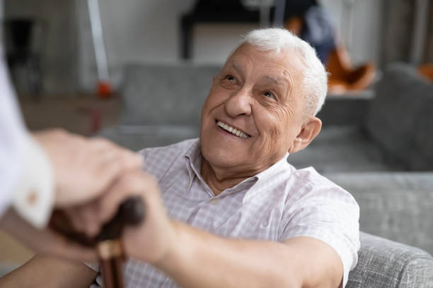 uśmiechnięty stary emeryt płci męskiej zaangażowany w rehabilitację. - senior adult grandfather 70s discussion zdjęcia i obrazy z banku zdjęć