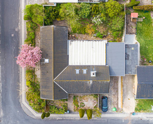 istock Inspection of the roof 1271431756