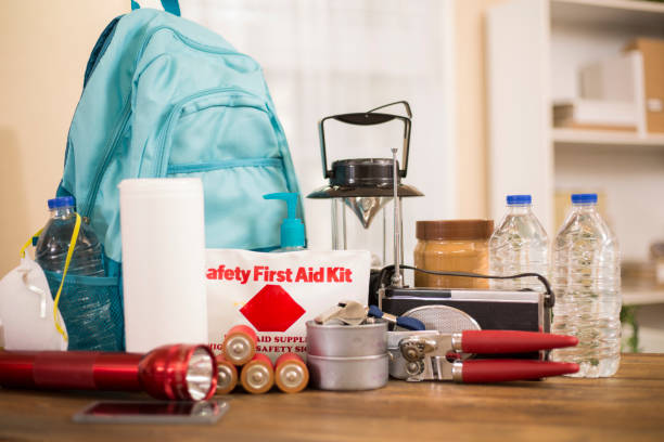 suministros de desastres naturales de preparación para emergencias. - hurricane lantern fotografías e imágenes de stock