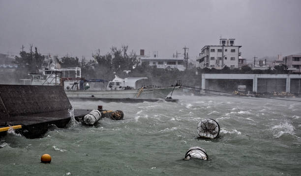 de tyfoon van okinawa bij de haven yomitan - tyfoon stockfoto's en -beelden