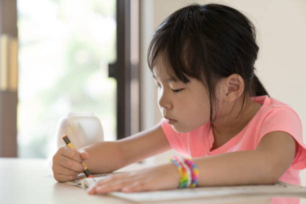 小さな女の子の描画と着色 - schoolgirl little girls crayon human face ストックフォトと画像