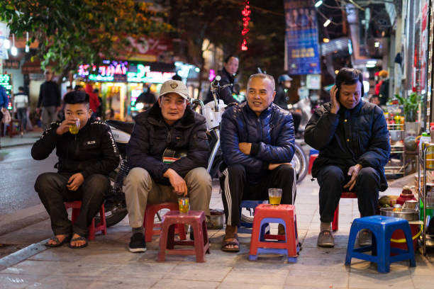 grupo de hombres sentados bebiendo té en la calle - people winter urban scene chair fotografías e imágenes de stock