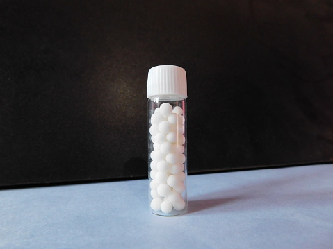 Una botella de medicina homeopática aislada en una superficie photo