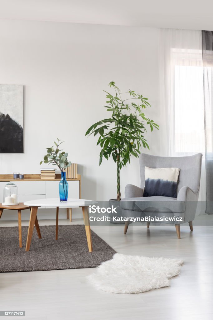 Flores Sobre Mesa De Centro De Madera En El Interior De La Sala De Estar De Moda Con Diseño Escandinavo Foto de stock y más banco de imágenes de Muebles - iStock Flores Sobre Mesa De Centro De Madera En El Interior De La Sala De Estar De Moda Con Diseño Escandinavo Foto de stock y más banco de imágenes de Muebles - iStock