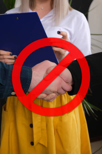 No Handshakes greeting to avoid the spread of coronavirus. Covid-19 Changes Etiquette. No handshake stop sign on businesses background. Keeping distance. Hygiene and Quarantine Concept no hay apretones de manos saludo para evitar la propagación del coronavirus. covid-19 cambia la etiqueta. no hay señal de detención de apretón de manos en los antecedentes de las empresas. manteniendo la distancia. concepto de higiene y cuarentena.