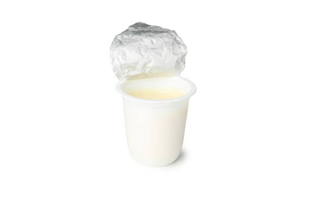 taza de plástico de yogur aislado sobre fondo blanco - yogurt yogurt container strawberry spoon fotografías e imágenes de stock