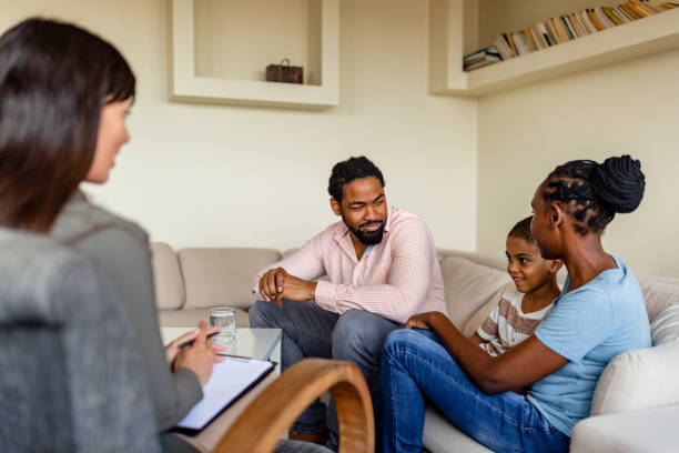 família em uma sessão de terapia de saúde mental - mental health relationship difficulties teenager divorce - fotografias e filmes do acervo