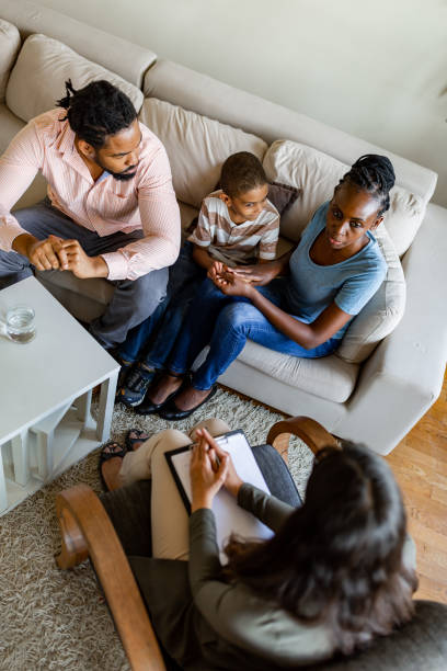 família em uma sessão de terapia de saúde mental - mental health relationship difficulties teenager divorce - fotografias e filmes do acervo